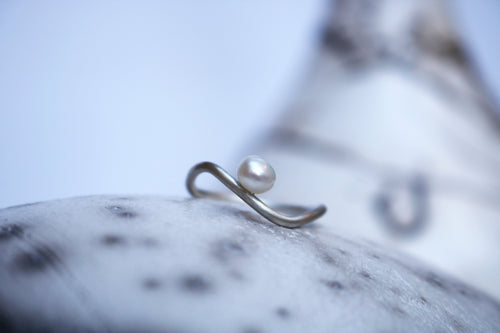 FLOW ring with pearl
