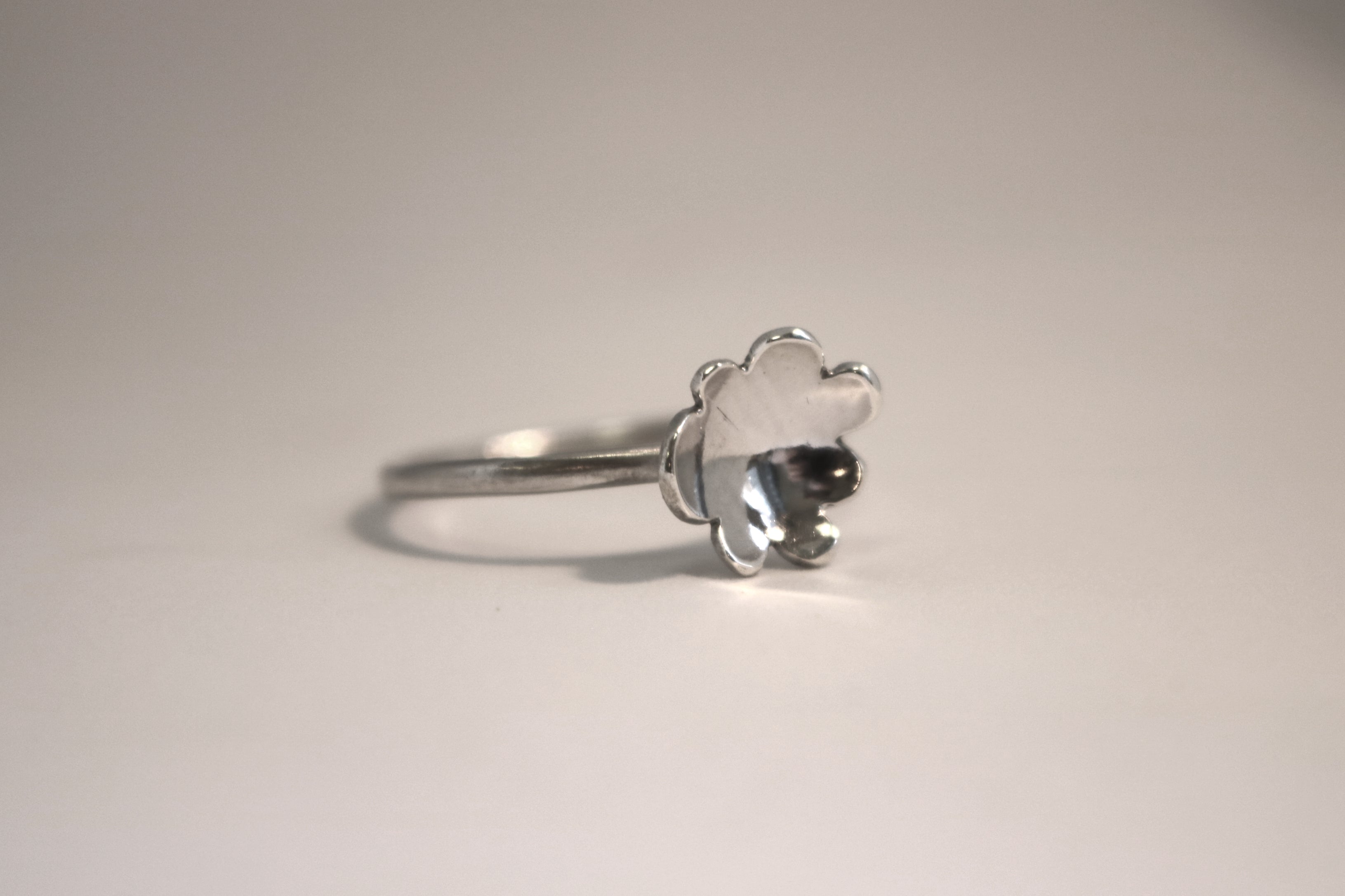 Silver ring with a flower-shaped and cloud like design 